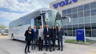 Francesco e Antonio Murdaca difronte ad un nuovo Volvo 9700 presso la sede di Volvo Buses in Italia. Da sinistra: Vera Puliero (VFS), Francesco Murdaca, Antonio Murdaca, Alessandro Verdecchia (Volvo Buses), Cristina Brignoli e Stefano Testa (VFS).