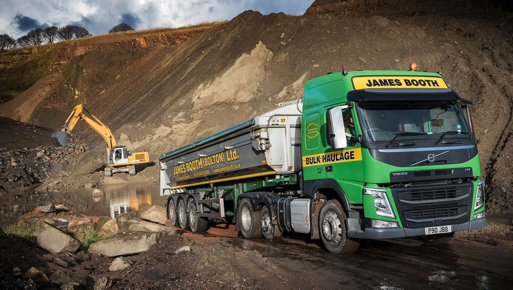 Volvo FM-450 equipped with the factory-fitted lightweight mid-lift axle