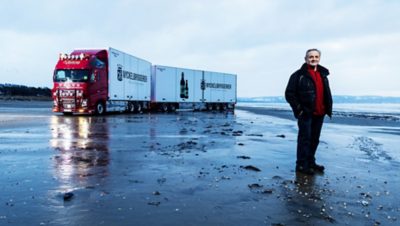 Kenth Svenssons röda Volvo FH16 750 är en Ocean Race-modell med specialinteriör. 