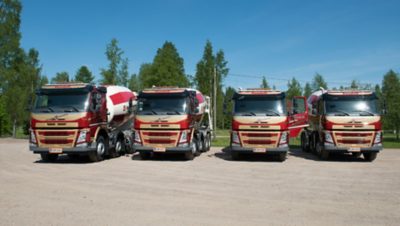 neljä Volvon FM 370 -betoniautoa