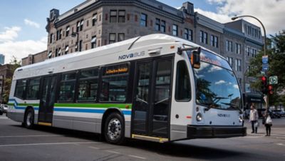 Auf dem UITP-Weltkongress 2017 in der kanadischen Metropole Montreal präsentiert die Volvo Bus Corporation auf ihrem Messestand 2K130 effiziente elektrifizierte Buslösungen für die nachhaltige Gestaltung des ÖPNV.