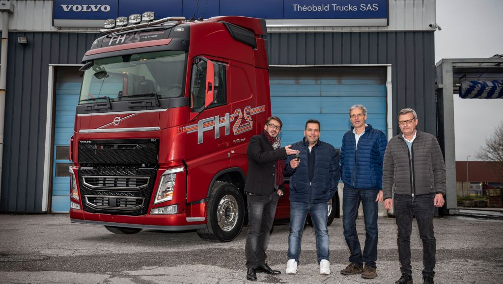 Theobald Trucks remet les clés du Volvo FH 25 ans à Hervé Laufer, gérant et créateur de Orne Moselle Transport (OMT).
