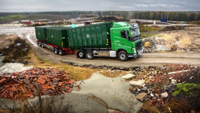 En däckexplosion beror ofta på att det redan finns en skada på däcket som kan ha uppkommit om lastbilen kört över vassa föremål; något som är vanligt  på återvinningsstationer.