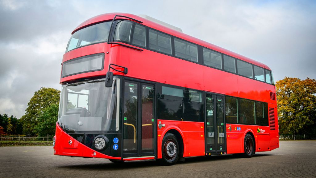 Erster Doppelstockbus mit umweltfreundlichem Elektro-Hybridantrieb für den britischen Markt