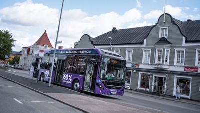 Auf den beiden Fotos links zu sehen ist ein Elektro- Hybridbus desselben Typs, der seit kurzem im Linienverkehr der schwedischen Kleinstadt Värnamo (19 000 Einwohner) eingesetzt wird.