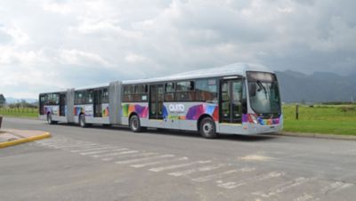 Die Volvo Bus Corporation hat den Auftrag für 80 Doppelgelenkbusse für das BRTSchnellbusliniensystem der ecuadorianischen Hauptstadt Quito erhalten. Die rund 27 m langen Busse werden mit Superpolo-Aufbauten versehen (Foto oben). Ihre Basis ist das Volvo-Busfahrgestell B340M mit vier Achsen und 250 kW/340 PS Leistung (Foto unten).