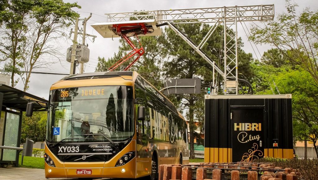 Projeto pioneiro usa baterias usadas de ônibus elétricos para armazenar energia solar| Mobilidade Volvo