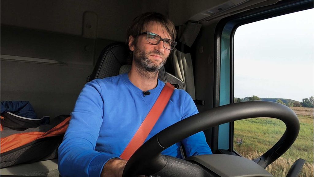 Německý novinář Jan Burgdorf řídí nákladní vozidlo Volvo FH Electric.