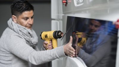 En luftpistol hettar upp den mjuka plasten tills den blir formbar. 