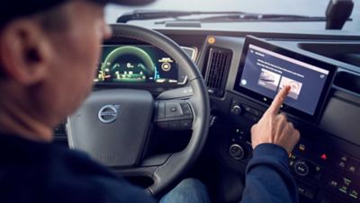 Online připojené služby mohou řidičům v reálném čase zobrazovat školicí tipy, které jim mohou pomoci zlepšit techniku řízení.