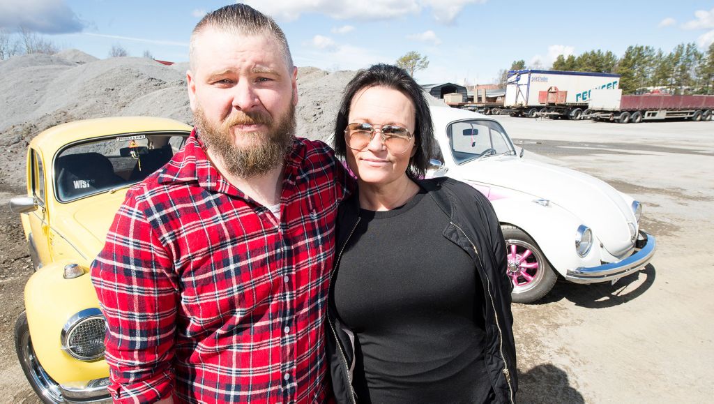 Tobias och Ylva Rehn Forss delar intresset för gamla folkvagnar och har varsin.