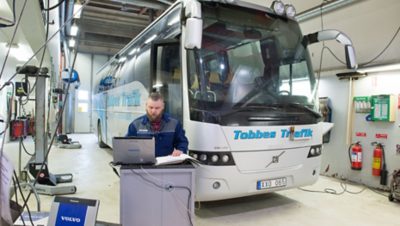 Tobias Forss Rehn utbildade sig till busstekniker 2008 och trivs bra med jobbet: ” Det är ett väldigt roligt yrke”, säger han