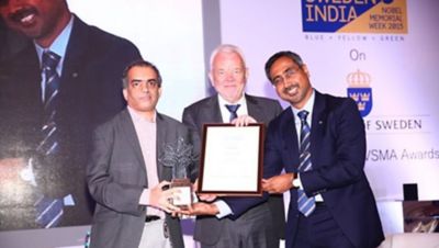 Mr. Ashwin Mahesh of Mapunity receiving the winners trophy and certificate from H.E. Mr. Harald, Sandberg, Ambassador of Sweden to India and Mr. Akash Passey, Senior Vice President – Regional International, Volvo Bus Corporation