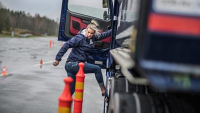 Martina tar ett snabbt kliv ur FMX-lastbilen för att kolla sin parkeringsprecision. 