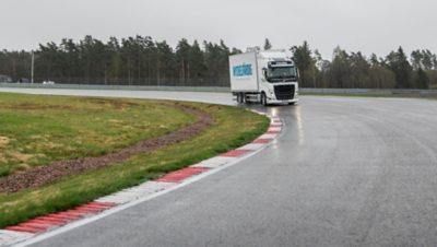En ovanlig syn på en racingbana - en Volvo FH skåpbil. 