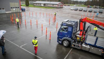 Gott om svängrum är det inte när förarna ska vända 360 grader utan att välta några koner. 