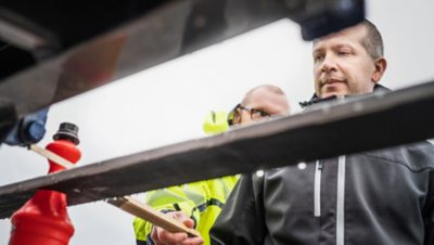 Efter ett avklarat precisionsmoment mäter domaren avståndet mellan lastbil och kon.