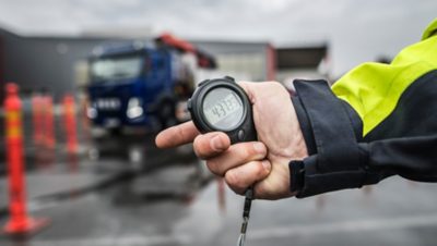 Volvo Trucks Driver Challenges tre delmoment sätter deltagarnas yrkeskompetens på prov. Här ska det köras bränsleeffektivt, säkert, precist och – just det – på tid.