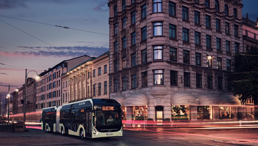 Volvo 7900 Electric Articulated_Bus in night traffic
