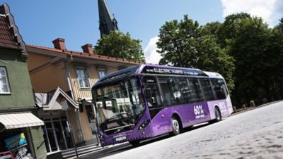 Elektrisch angetriebene Busse sind sowohl für Großstädte als auch für Kleinstädte die Lösung der Zukunft. Auf dem Foto zu sehen ist ein Elektro-Hybridbus Volvo 7900 EH (Electric Hybrid), der seit kurzem in Värnamo eingesetzt wird. Värnamo ist eine schwedische Kleinstadt mit etwas mehr als 19 000 Einwohnern.