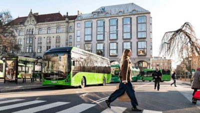 Grön Volvo buss vid en busshållplats | Volvokoncernen