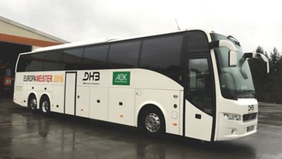 BAD BOYS: HANDBALL-EUROPAMEISTER 2016 FAHREN IM VOLVO-BUS