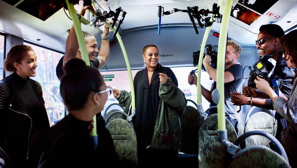 Volvo bewirbt elektrifizierte Buslinie  mit Überraschungskonzerten hochkarätiger Künstler