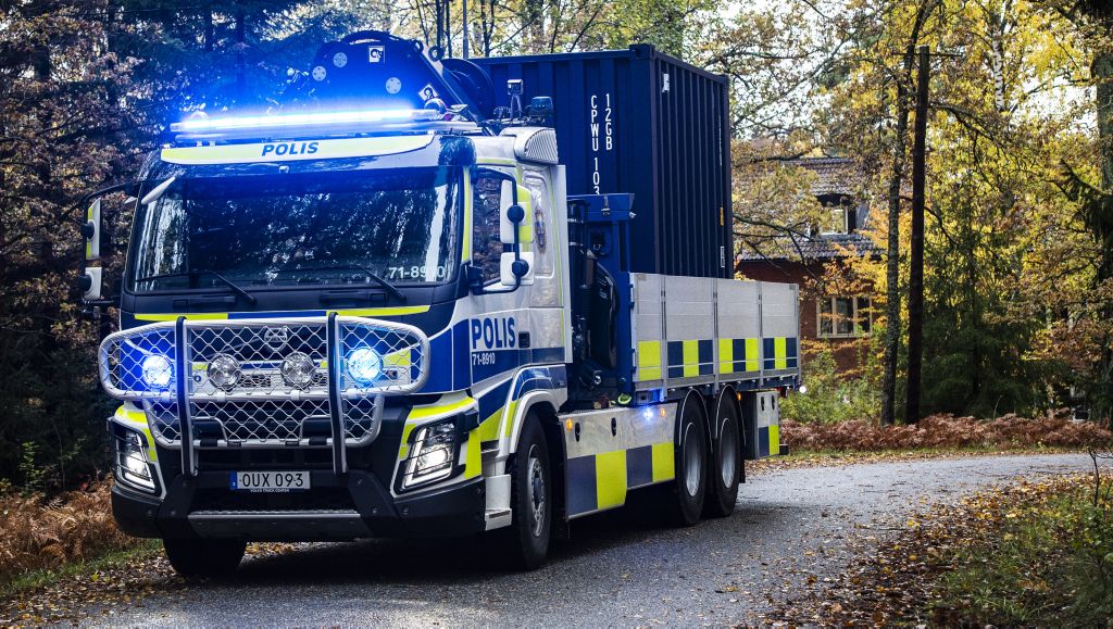 Sveriges första målade polislastbil är en Volvo FMX