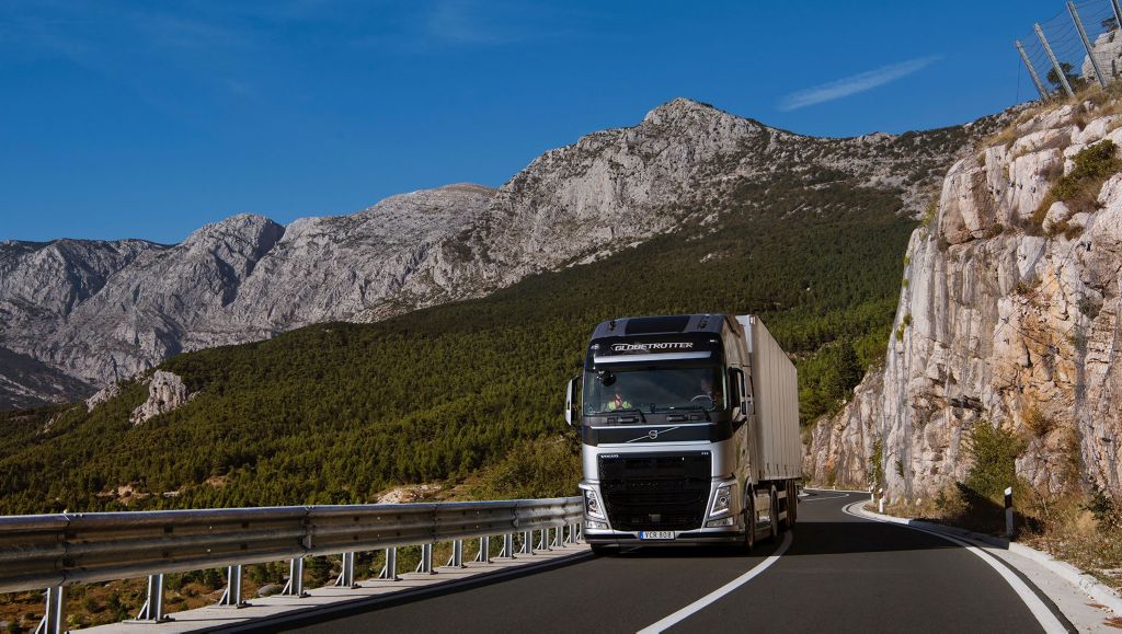  Volvo Trucks Before Legislation - Declares Fuel Consumption and CO2 Emissions for New Trucks