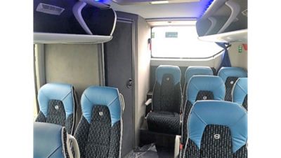 Das Reisebusprogramm wurde erweitert. Die Bordtoilette oder Küche kann alternativ in den Heckbereich des Fahrzeuges verlegt werden. Spezeialfahrzeugumbauten der Firma Kiitokori OY.