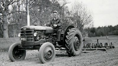 Un homme conduisant un tracteur dans une ferme | Groupe Volvo