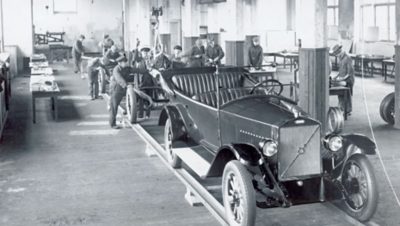沃尔沃工厂第一辆汽车下线 | 沃尔沃集团