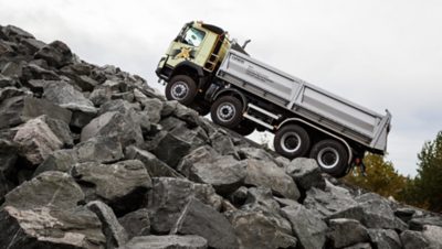 Un homme avec un ordinateur portable mettant à jour le logiciel Informax dans Renault Truck | Groupe Volvo