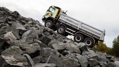 Samochód ciężarowy Volvo na zboczu | Volvo Group