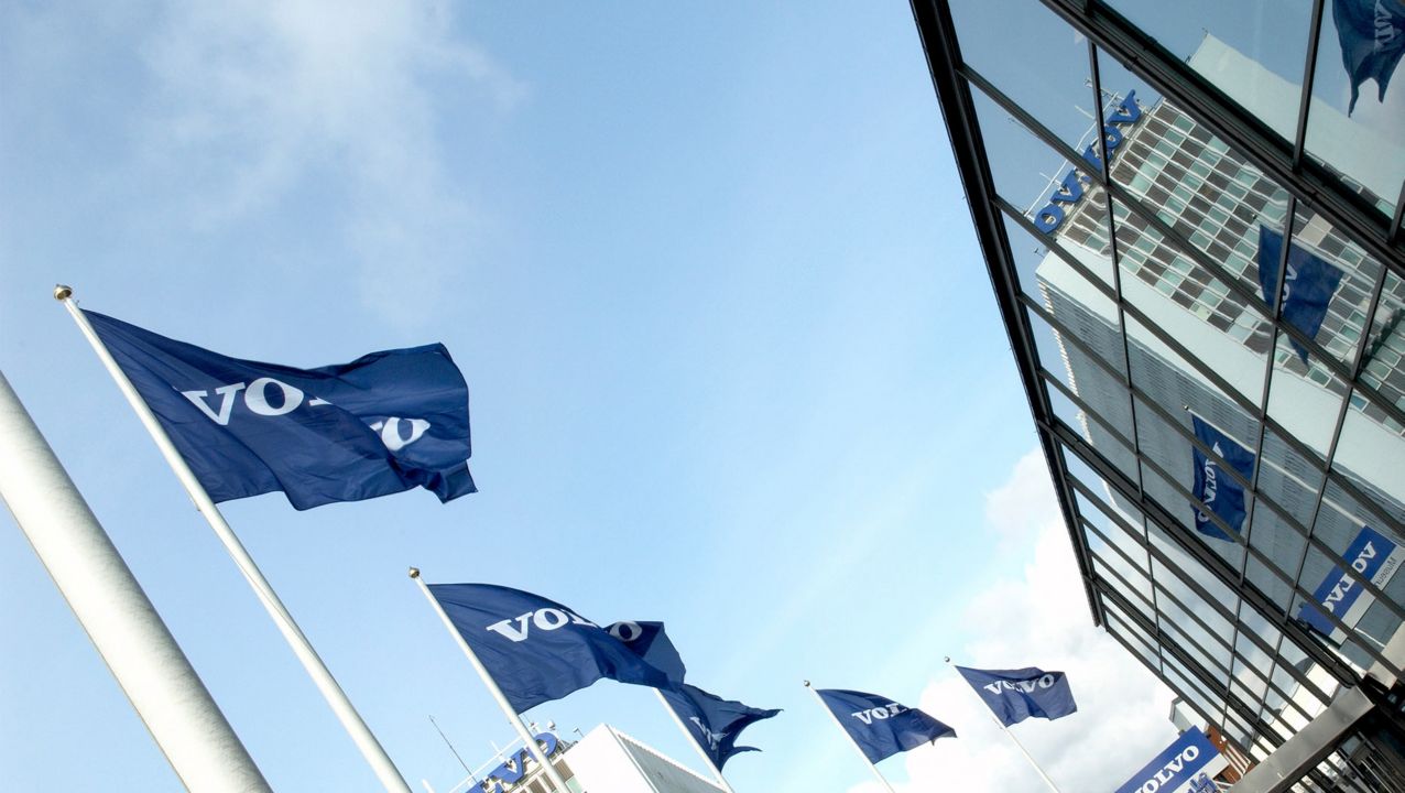 Vijf blauwe Volvo-vlaggen voor een gebouw van de Volvo Group