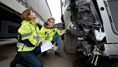 L'équipe d'accidentologues Volvo examinant un camion Volvo endommagé I Groupe Volvo