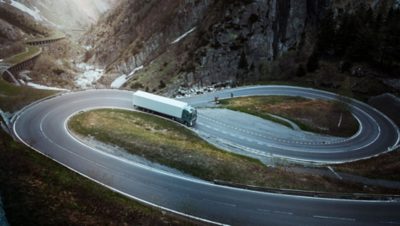 Caminhão Volvo em uma estrada turva | Grupo Volvo