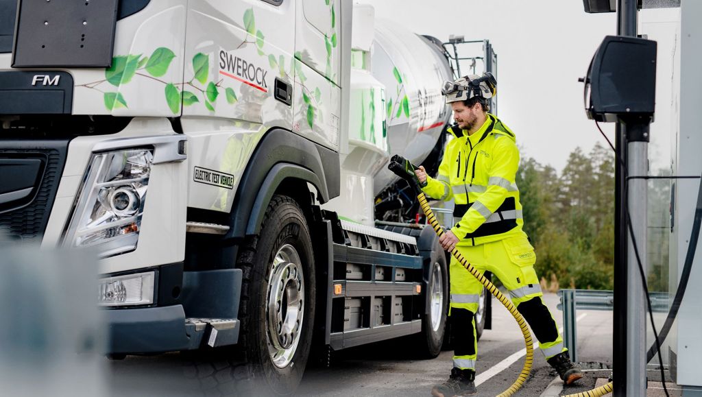 En man som tankar sin lastbil | Volvo Group 