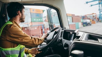 Code 95 getrainde chauffeur in cabine van Volvo Truck