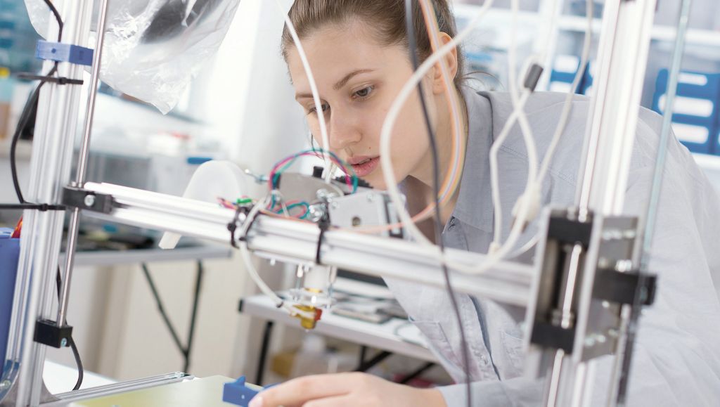 Kvinnlig ingenjör i labb-miljö