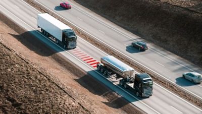 Negadījumi, kad viens transportlīdzeklis no aizmugures uzbrauc otram transportlīdzeklim, notiek aptuveni 20% gadījumu, kad nopietnās sadursmēs ir iesaistītas kravas automašīnas. Volvo Trucks drošības funkcija Attāluma brīdinājums ļauj autovadītājiem vieglāk saglabāt drošu attālumu līdz priekšā braucošajam transportlīdzeklim.