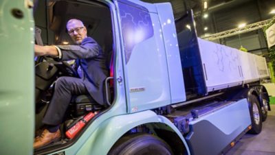 Van den Brink: “Massaproductie is de enige manier om de prijs van elektrische trucks naar beneden te krijgen.”