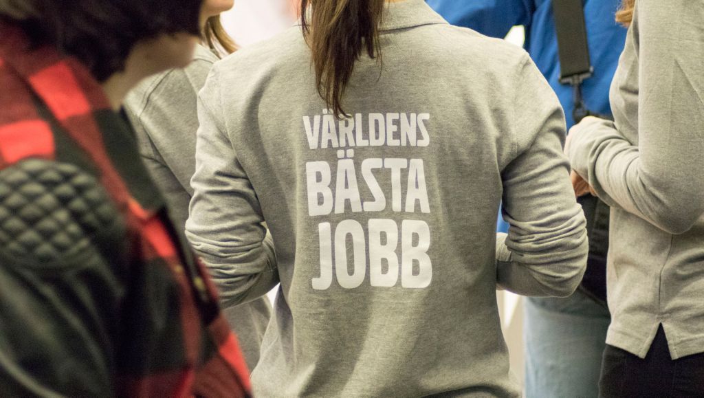 Ryggtavlan på en person där det står Världens bästa jobb