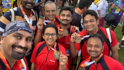 Employees posing with medals I Volvo Group