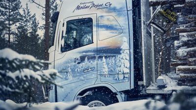 Moilaspojat kuorma-auton kyljen maalaus
