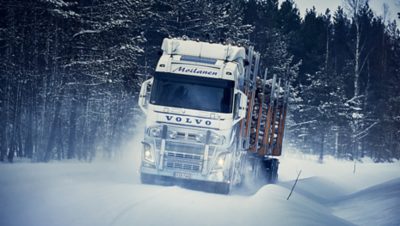 Volvo FH16 ajaa