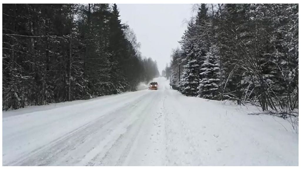 Tienhoitoauto työssään