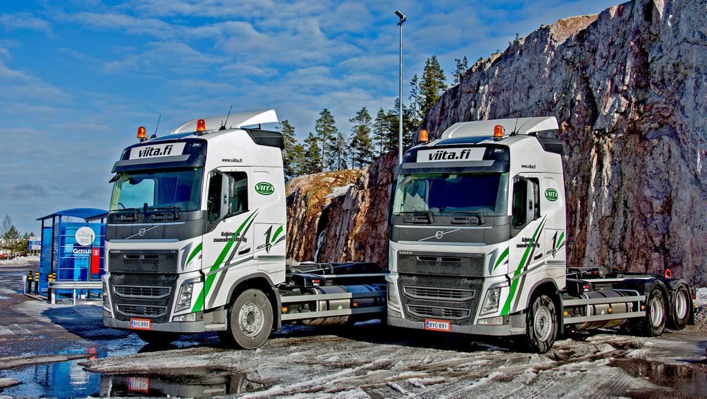 Kaksi Volvo FH460 LNG –koukkuautoa luovutettiin Kuljetus maansiirto Viita Oy:lle