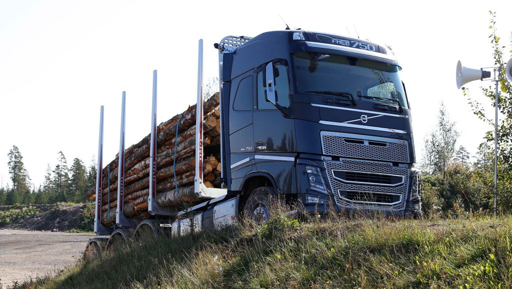 Volvo FH16 ajaa mäkeä ylös