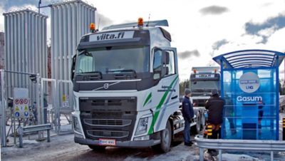 Volvo Trucksin tuotepäällikkö Mikko Aules piti Viitan kuljettajille myös tankkauskoulutuksen
